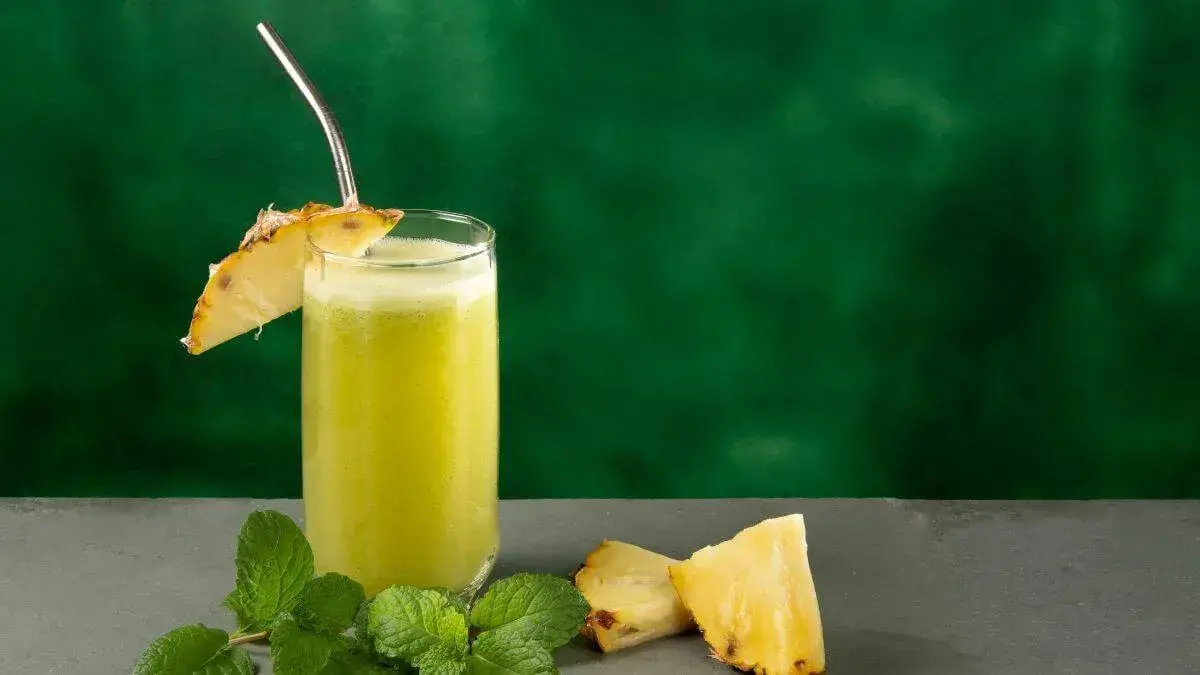 Suco detox de abacaxi com hortelã