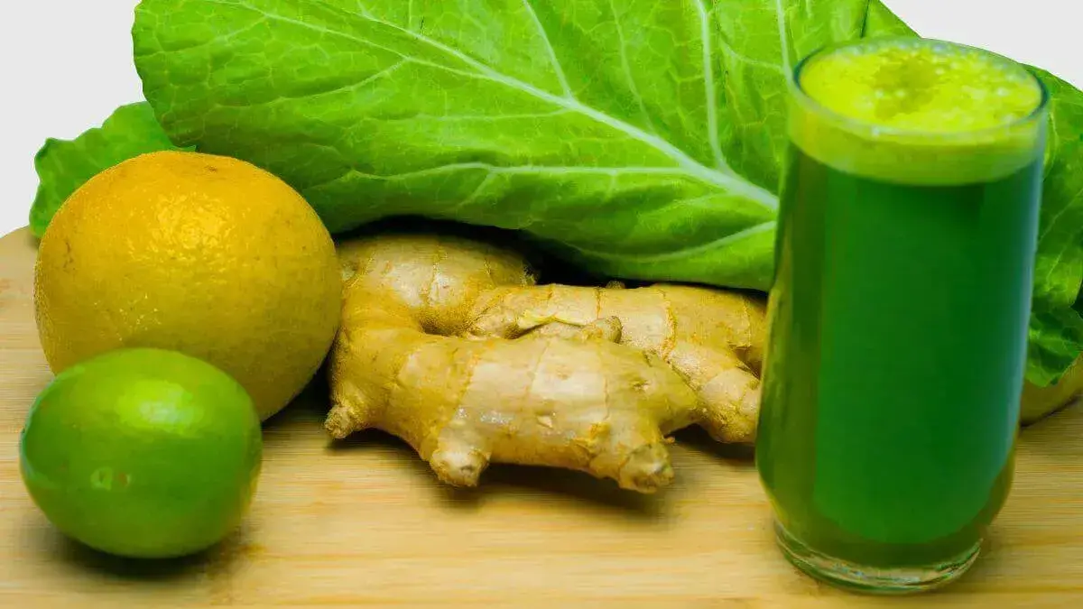 Suco detox verde com couve e limão