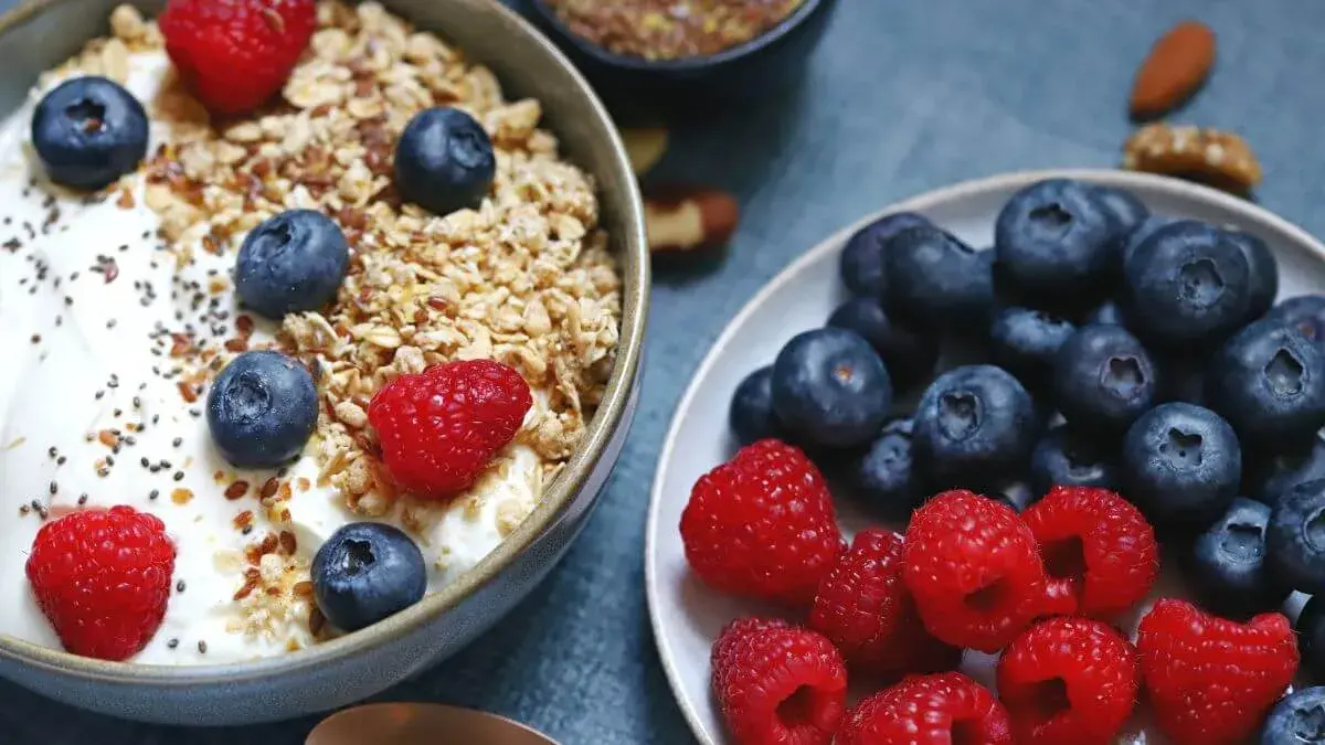 Iogurte com frutas e granola